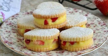 Biscuits aux fraises et à la crème pâtissière