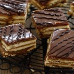 Carrés aux petits beurre et caramel