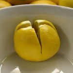Coupez un citron et gardez-le dans votre chambre à coucher pour combattre l’anxiété, combattre le rhume, les allergies et bien plus encore