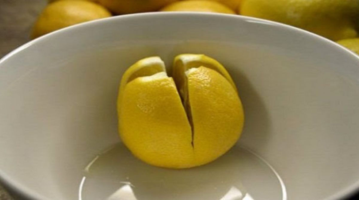 Coupez un citron et gardez-le dans votre chambre à coucher pour combattre l’anxiété, combattre le rhume, les allergies et bien plus encore