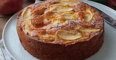 Gâteau moelleux aux pommes et à la confiture