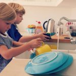 Les enfants qui aident aux tâches ménagères deviennent des adultes plus autonomes et responsables