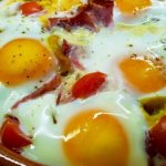 Oeufs au four avec blanc de poulet, oignons et tomates cerises