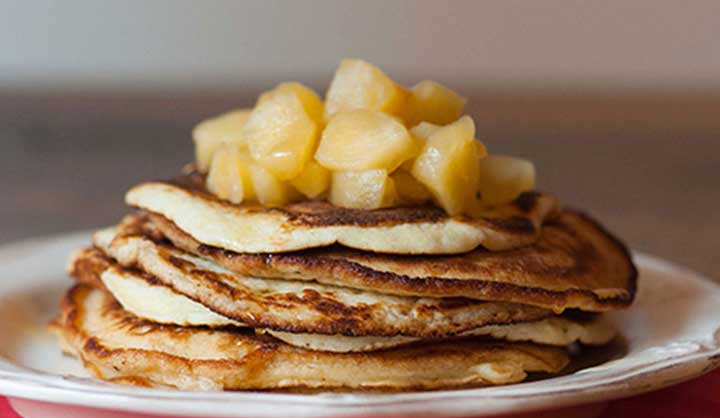 Pancakes à la pomme rapide et facile à réaliser juste en 5 étapes et le résultat magnifique