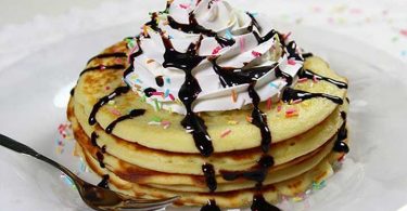 Pancakes décorés pour un joyeux petit-déjeuner en famille