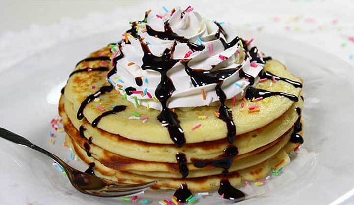 Pancakes décorés pour un joyeux petit-déjeuner en famille