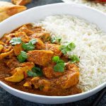 Riz blanc à la sauce au poulet et curry