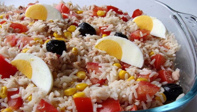 Salade de riz thon maïs tomate oeuf et olives