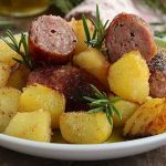Saucisses et pommes de terre gratinées