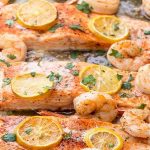 Saumon cuit au four avec crevettes et asperges