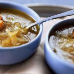 Soupe à l’oignon gratinée