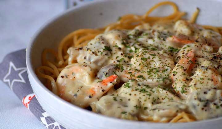 Spaghetti aux crevettes, sauce crémeuse aux champignons