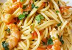 Spaghettis aux crevettes & à l’ail