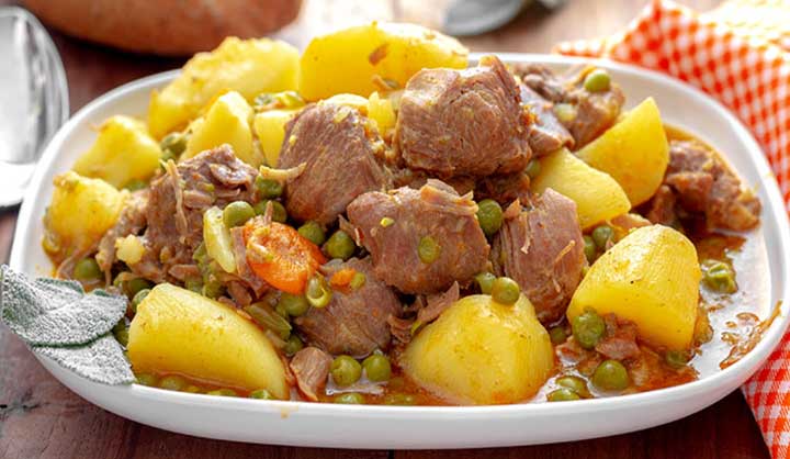 Un plat magnifique du pommes de terre et petits pois ultra facile et très rapide