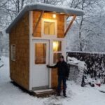 Âgé de 13 ans, cet adolescent construit sa propre mini-maison dans son jardin