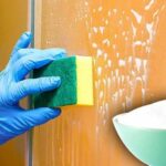 Comment nettoyer la porte de la douche pour qu’elle reste propre 3 fois plus longtemps