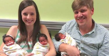 Une maman donne naissance à 3 bébés noirs, puis le papa regarde de plus près et éclate en sanglots