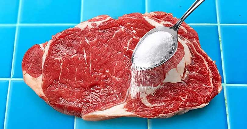 L’astuce des chefs pour rendre la viande plus tendre que jamais : ajoutez cet ingrédient secret avant cuisson